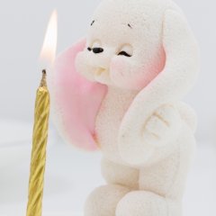 Фигурка из шоколадной глазури "Зайка со свечкой белый" 